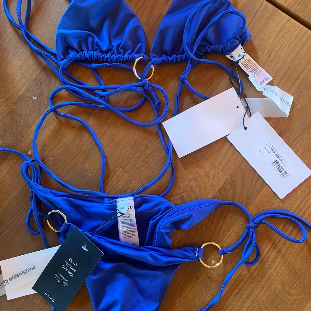 Säljer detta superfina bikinisettet från Hanna schönbergs kollektion med NAKD förra sommaren. Det är aldrig använt, bara testat och alla lappar är kvar. Båda delar är i storlek M💘💘❤️🧡. Övrigt.