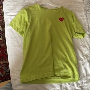 Cdg play - Cdg play tshirt limegrön köpt på Paul and frends, köpt för 895kr, tror det är en herrtshirt men tjejer kan ochså ha den