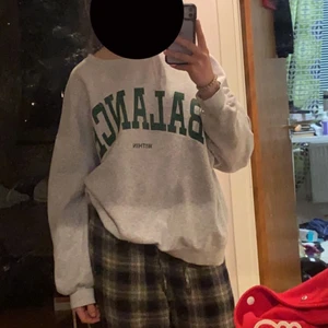 Hm tröja - Säljer/intressekoll på denna sweatshirt från hm i strl XL, som sitter oversized på mig som i vanliga falla har S. Köpt förra året och använd en stund, men inga defekter!