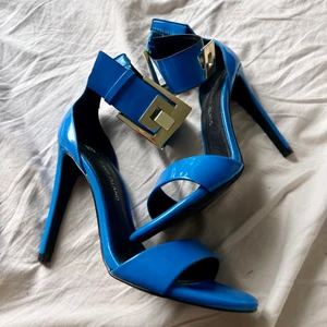 Högklackat sandal - These shoes are higher than my standard. Strl 38, den är i fin skick, pris 150  Skicka gärna dms för fler bilder och funderingar. ❤️ klackhöjd: 13 cm.