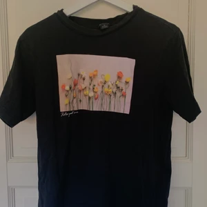 T-shirt - Blommig t-shirt från Monki. Bra skick