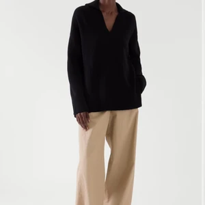 Svart stickad - En svart fin stickad tröja från cos i storlek M! Inte använd så mycket och i bra skick! Kunden står för frakt, pris kan diskuteras! Nypris 800kr!💕