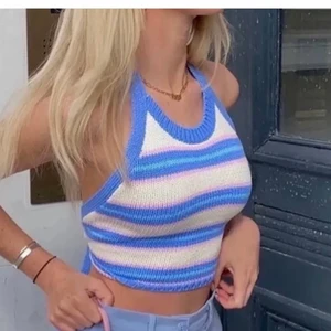 cool zara topp  - Jätte härlig och fin zara topp som är helt slutsåld!💕 den kommer tyvärr inte tills ncöndong och har även en jätte fin öppen rygg!💕 jag säljer den för 149kr💕💕 plus 66kr frakt! Skulle säga den ändå passar runt XS-L, första bilden är lånad 