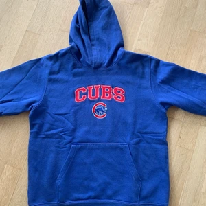 Vintage hoodie  - Blå vintage hoodie i fint skick. Står ingen storlek men skulle säga att det är S/M