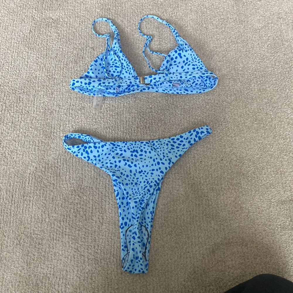 Super fin blå prickig bikini från SHEIN i stolen S. Tyvärr var den lite stor för mig i underdelen.. Övrigt.