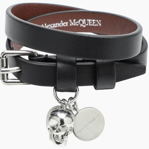 Alexander McQueen armband - Ett snyggt Alexander McQueen äkta läderarmband!😍 Så himla fint med dödskalle detaljen och den lilla silverbrickan bredvid💘😍☠️