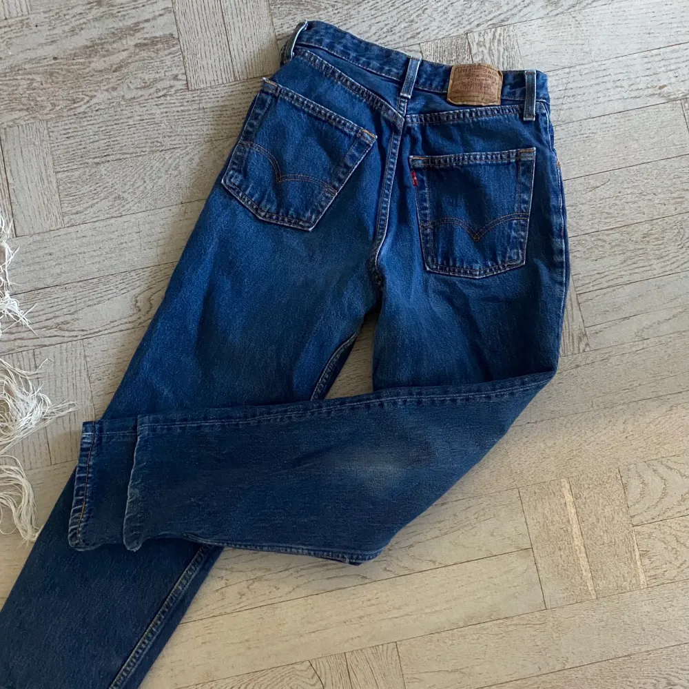 Ett par levis jeans köpta vintage. Jeansen är raka i passformen och sitter tajt runt midjan och rumpan men något lösare över låren. Jeansen har den klassiska mellanblå färgen och är perfekta vardags jeans! Köparen står för frakten.. Jeans & Byxor.