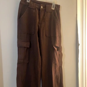 Cargobyxor  - Säljer mina bruna cargobyxor som är helt oanvända och säljer för att de inte passa mig! Storlek: Xs 