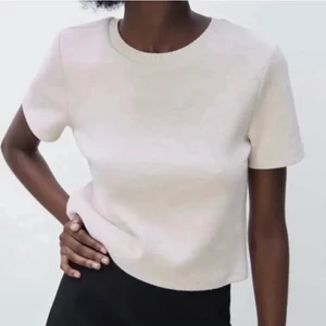 Zara t shirt  - Har två stycken!!!! Säljer mina så fina slutsålda vita zara t shirts då de tyvärr inte kommer till användning. Knappt använda! Den ena säljer jag åt min kompis❤️