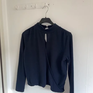 Blus - En fin marinblå blus i storleken M