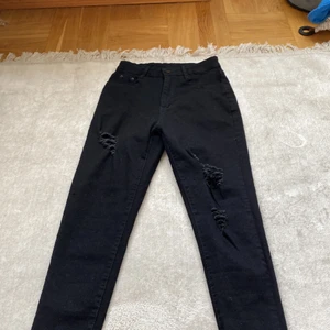 svara jeans  - Ett par svarat ljeans från shine som har 3håll vid knäna 