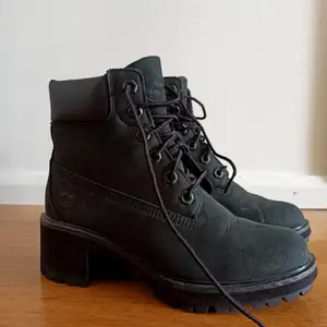 Timberland waterproof boots color black and size 36. Very confortable and in very good condition. 
