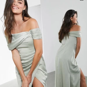 Klänning - Superfin grön maxiklänning i satin. Den har en väldigt fint skuren slits och inga axelband. Tänkt till balklänning men passade inte mig och är därmed aldrig använd. Ordinarie pris var 1359kr. Köpare står för frakten!