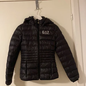 Armani Jacka  - En Armani jacka i tjej modell som jag aldrig har använt. (Jackan är äkta) 