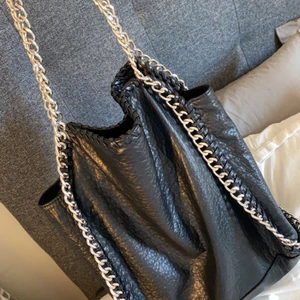 Svart tiamo väska  - säljer en svart tiamoväska i den stora storleken, den är som i nyskick, inget trasigt osv. säljes för 200kr!🥰