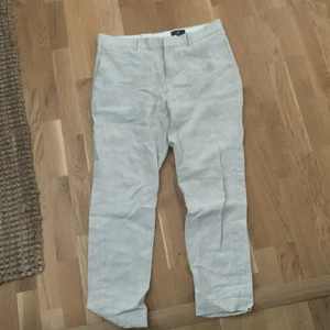 Linnebyxor - Kostymbyxor i linne från H&M. Köpt förra säsongen, slim fit storlek 52.