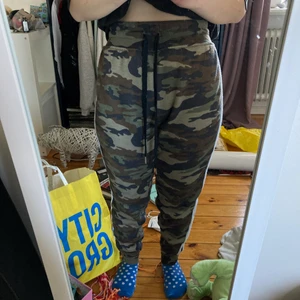 Mjukisar  - Mjukisbyxor från rue21 med teddymaterial inuti. Storlek S