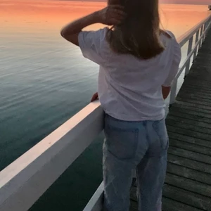 Mom jeans - Ljusblåa momjeans från weekday🤩 Så himla snygga, speciellt till sommaren! De är i modellen Mika, storlek W 25 L 28🤍 De är lite tajta i midjan så skulle säga att de är som en W 24 istället. De är slutsålda online och i butik! Köpta för 500