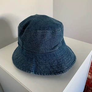 Bucket hat - Säljer min bucket hat från monki den är jeans material köpt förra sommaren!💕