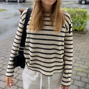 Zara randig tröja - Säljer denna superfina tröjan från zara💘 använd få gånger så är i superbra skick! s men passar xs-m. (första bild lånad)