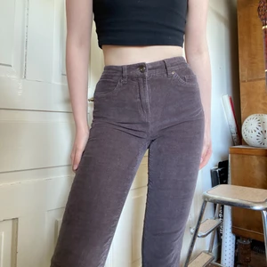 Bruna Manchesterbyxor  - Säljer nu mina favorit byxor för att dom blivit för små för mig!😭 väldigt sparsamt använda! (Jag är ca 172cm) Nypris: 400kr 