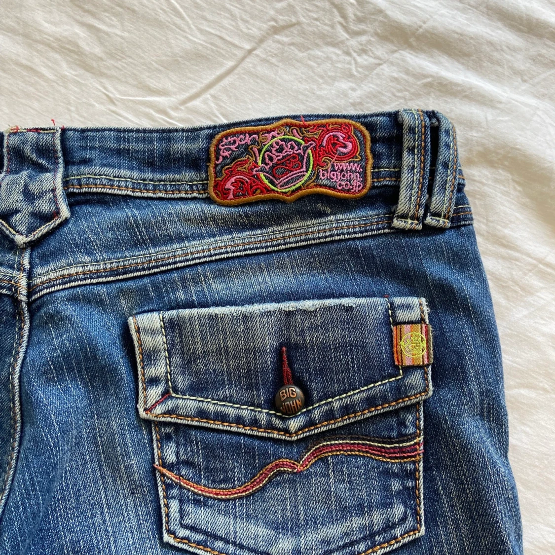 Lågmidjade jeansshorts med coola fickor - 91