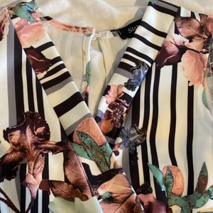 Klänning  - En blommig klänning från sisters point i storlek S, knappt aldrig använd 