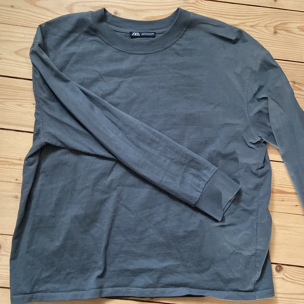 Mörkblå långärmad tröja från zara med en typ baggy fit. Väldigt fin färg och nästan ny tröja. Skriv privat vid intresse. Tröjor & Koftor.