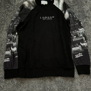 Sweatshirt med tryck - Säljer en super snygg och skön sweatshirt, köpt på primark och använd en gång. 