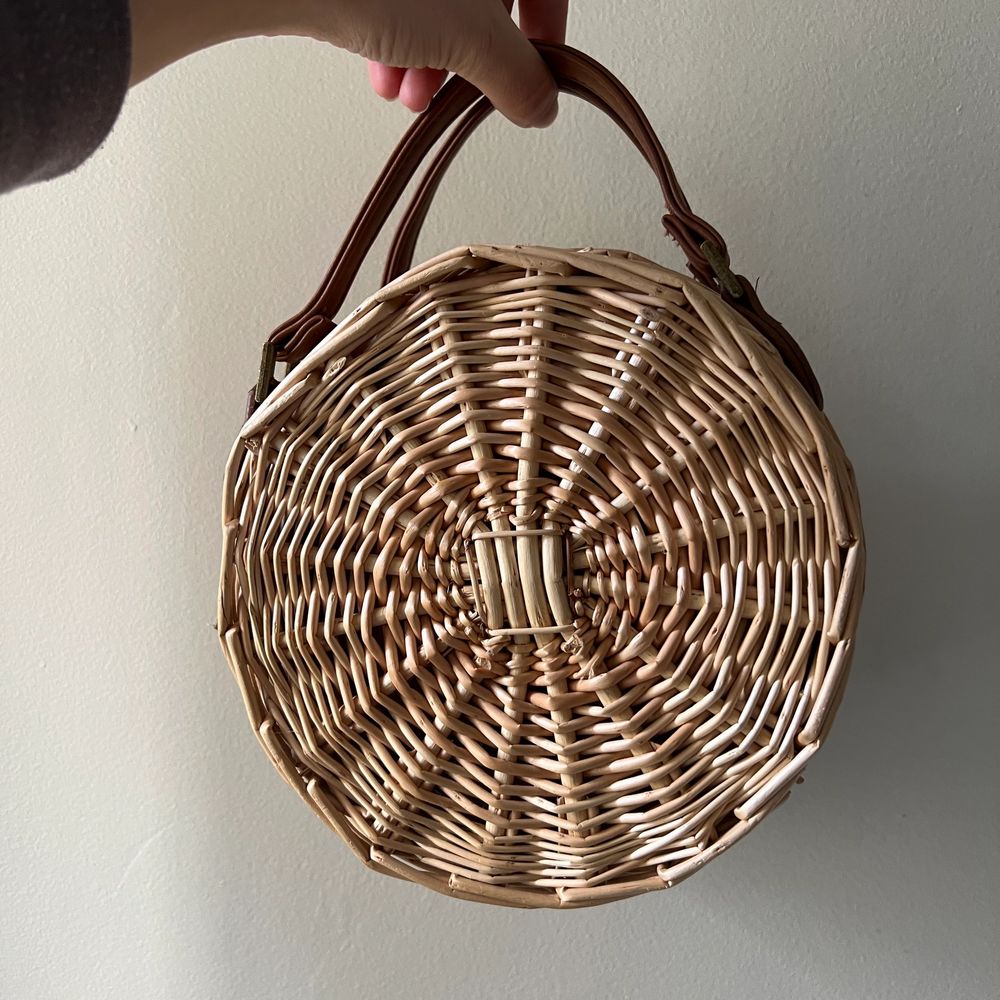 Straw bag size 20x20 with brown handles🌸bought it from ASOS perfect for summer bag. Väskor.