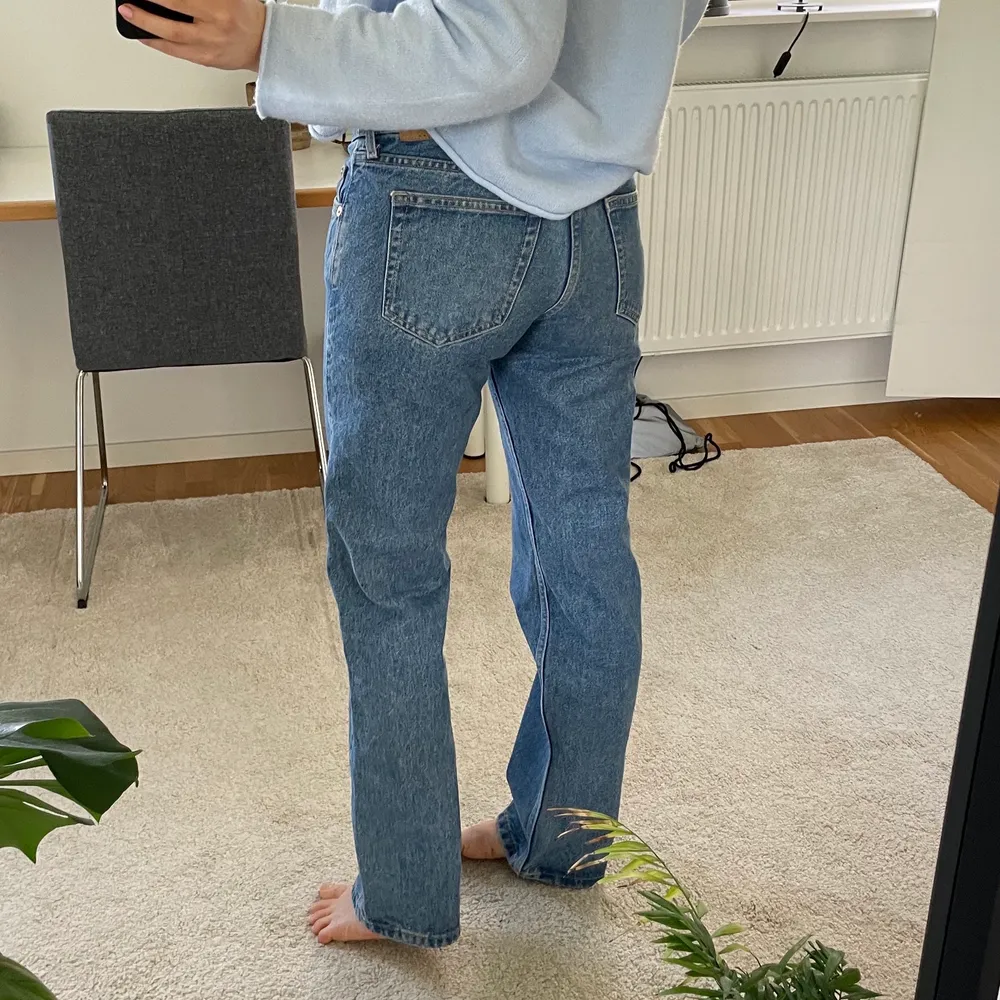 Lågmidjade jeans från weekday modell arrowrot low waist straight! Storlek 27/32, köpta på plick men lite för stora för mig 💕 Midja ca 40cm, från gren till midja 20 cm och innerbenslängd 81!. Jeans & Byxor.