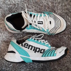 Kempa träningsskor  - Kämpa träningsskor storlek 37.5. Bra skick, använda flertal gånger. Lite skadade vid baksidan. Pris kan diskuteras. Betalning sker via swish. 