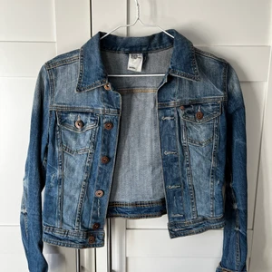 Jeansjacka💞 - Sparsamt använd jeansjacka som tyvärr inte sitter som jag vill💞