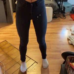 svart gråa tighta jeans  - sitter tight med är stretchiga andvända kanske 2 gånger innan