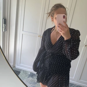 Somrig Prickig klänning med volanger - Sommarklänning med volanger och prickigt mönster, storlek M men passar även S enligt mig