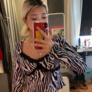 zebra tröja med spets - stretchig tröja med volanger 