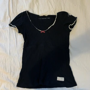 Odd Molly topp - Så fin topp från Odd Molly, perfekt nu till våren och sommaren!🥰 Storlek 1 som motsvarar S. Nypris ca 800kr.