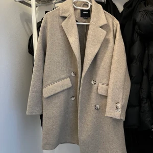 Pull&bear kappa - Super fin och stilren kappa från pull&bear i storlek XS, men passar också mig som är en S då den är lite oversized. 