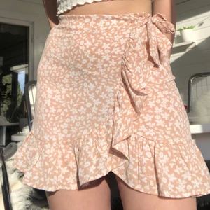 Somrig kjol - Söt rosa kjol, perfekt nu till sommaren🌸 Aldrig använd❤️ Säljer då den är för liten