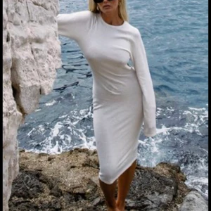 Josefin hj långklänning öppenrygg  - Aldrig använd pga för stor på mig men den är så fin och romantisk på med en djup öppning i ryggen, lite genomskinlig. Säljs inte längre 