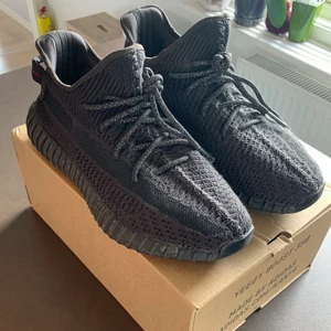 Yeezy 350 V2 Black - Säljer mina yeezys i storlek 10 1/2/44 2/3. Väldigt bra skick men använda en del, se bilder. Originalförpackning och kvitto medföljer. Kan antingen hämtas i Krokslätt Mölndal eller fraktas.                                                                                    Vid frågor, hör av er! 