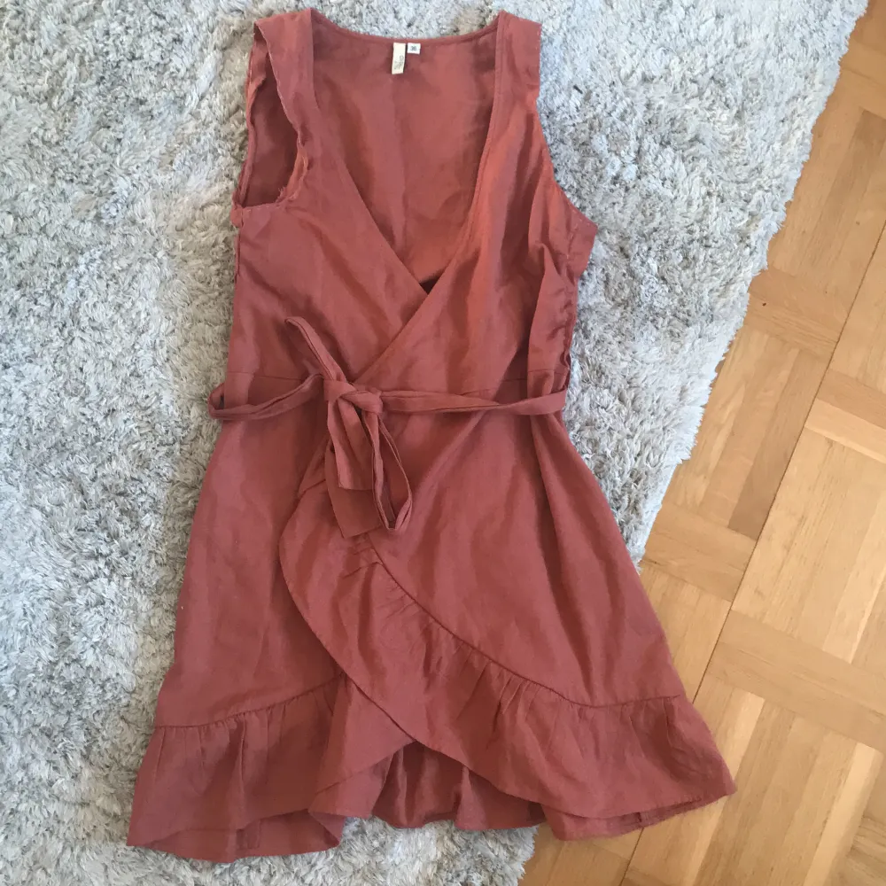 Omlottklänning, köpt second hand🌿 röd/orange med volang och knytning❤️. Klänningar.