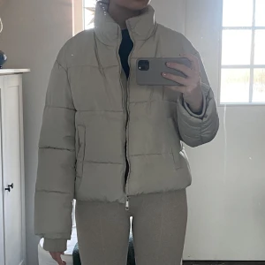 Beige puffer jacket - Beige puffer jacket från primarket i storlek L. Nypris ca 300kr. Frakt tillkommer.