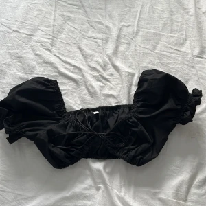 Topp - Topp som man knyter vid brösten. (om du vill se plagget på skriv privat)