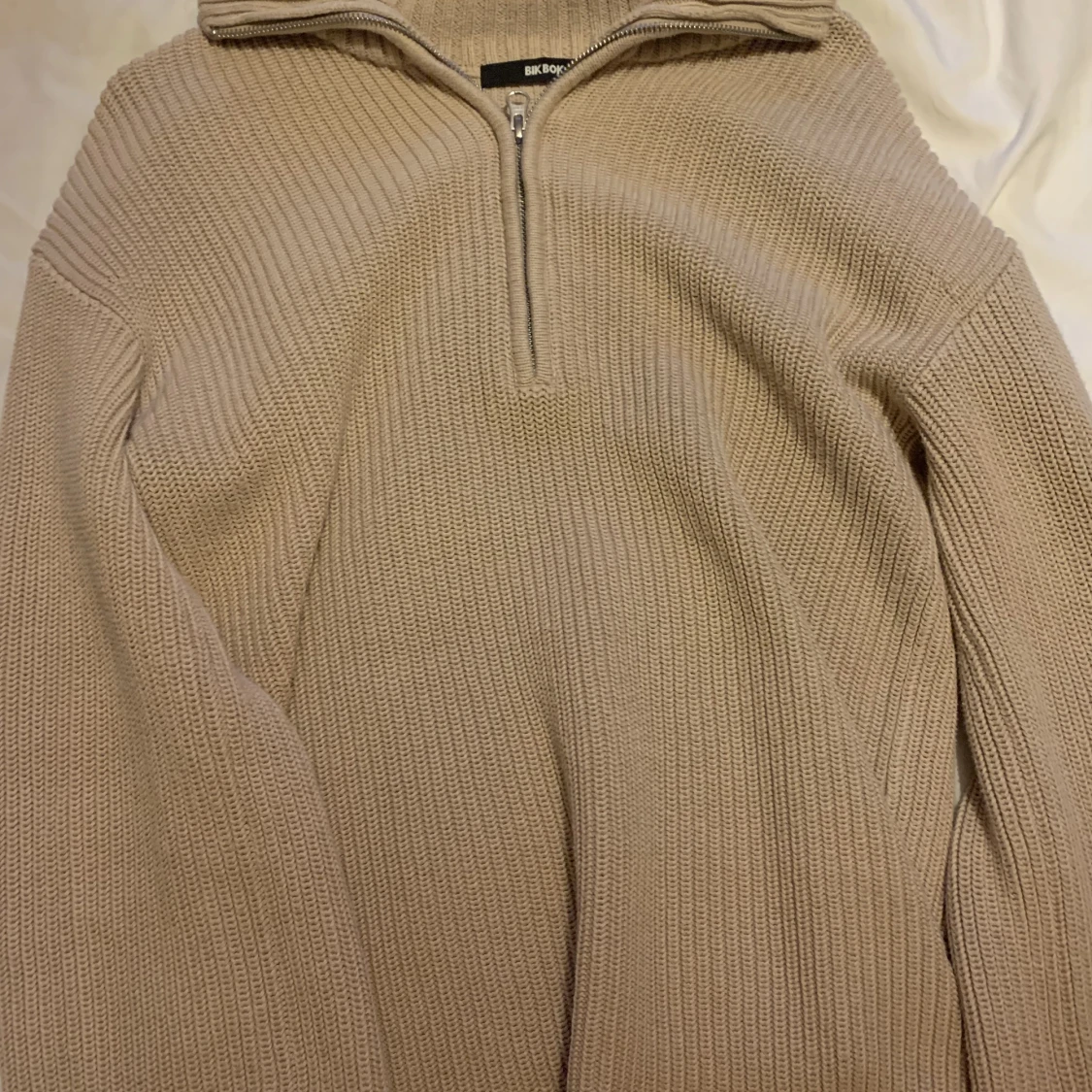 Stickad tröja med dragkedja