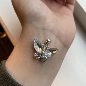 Berlock - Berlock i fjärilsmotiv. Glänser fint och har lite tyngd. 