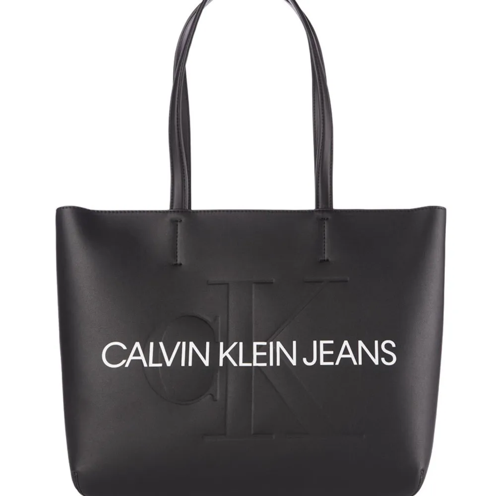 Stor Calvin Klein väska, skitsnygg men säljs för jag tröttnat på den, nypris 1300kr❤️. Väskor.