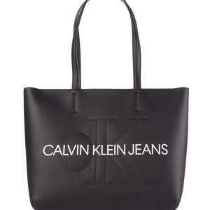 Stor Calvin Klein väska, skitsnygg men säljs för jag tröttnat på den, nypris 1300kr❤️