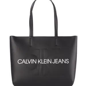 Stor Calvin Klein väska, skitsnygg men säljs för jag tröttnat på den, nypris 1300kr❤️