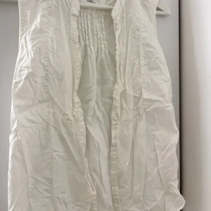 Blus utan ärm - En fin blus från boomerang. I nytt skick storlek 36. Sitter lite tajtare i mitten. Säljer för 80kr